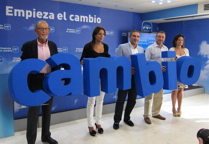 Bendodo Y Otros Miembros Del Partido, Sostienen El Lema De La Campaña
