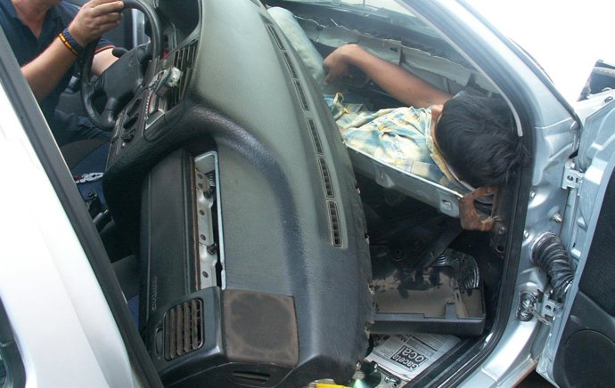 Inmigrante oculto en la valla fronteriza entre Melilla y Marruecos