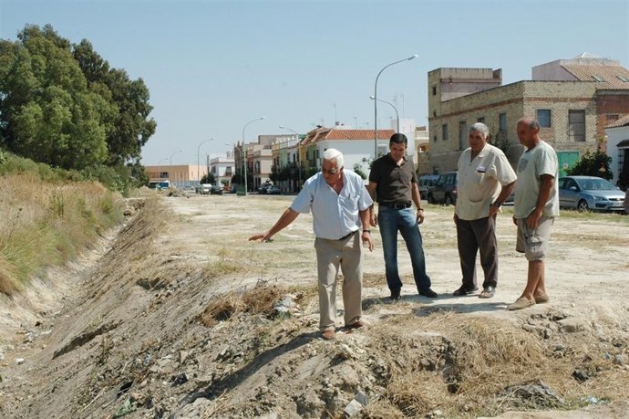 Manuel Begines Inspecciona Los Ratones.
