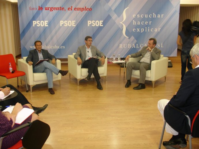 Sánchez Teruel (Centro) Junto A Recio En El Foro 'Lo Urgente, El Empleo'