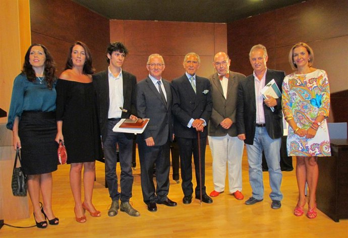 El Ganador, Junto A Gala Y Representantes De Varias Administraciones