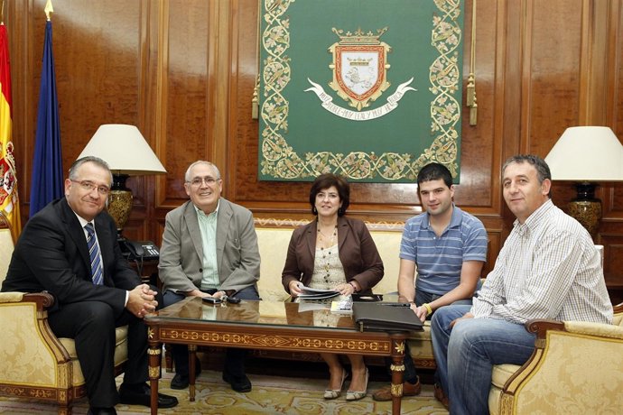 Maya Con Los Representantes De La Fundación Ilundáin.
