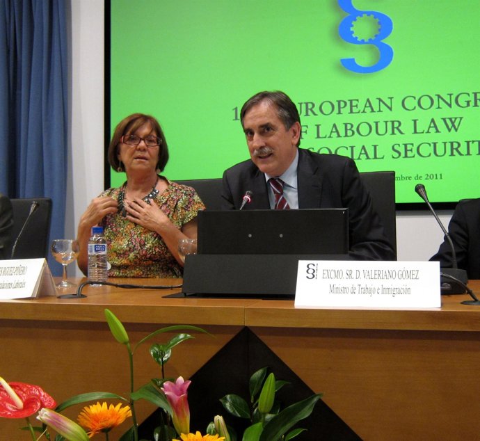 El Ministro De Trabajo E Inmigración, Valeriano Gómez.