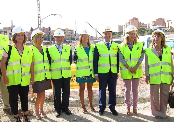 Los Ministros De Fomento Y Sanidad, Junto Al Resto De Autoridades