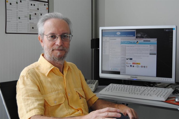 El Catedrático Enrique Vidal En Su Despacho