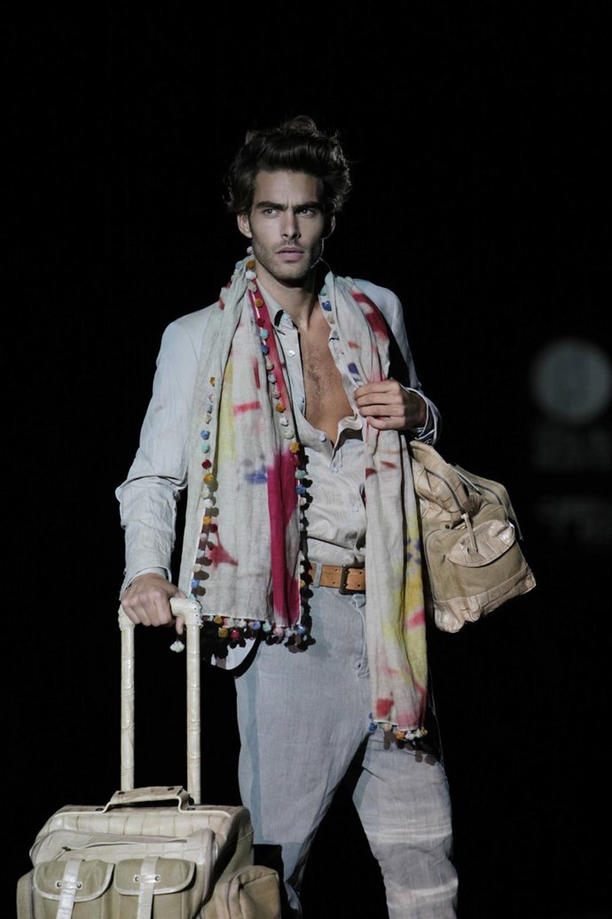 Jon Kortajarena Desfilando Para Roberto Verino En Cibeles 