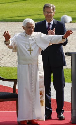 Pope Benedict XVI Gestures As He Stands With German President Christian Wulff Du