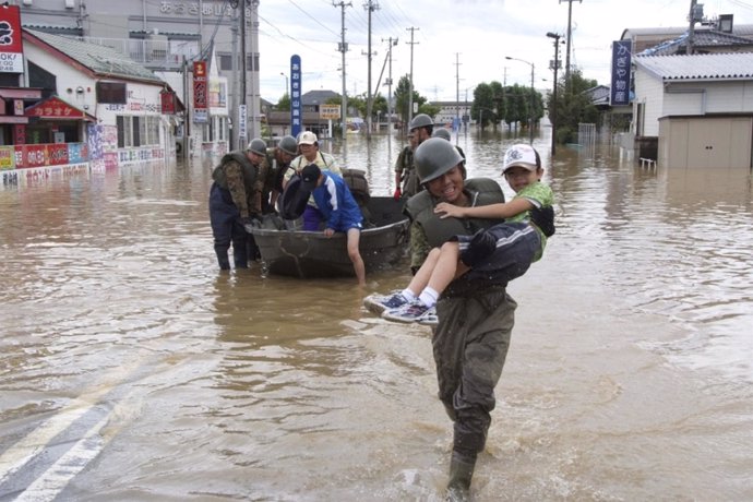 Paso Del Tifón 'Roke' Por Japón