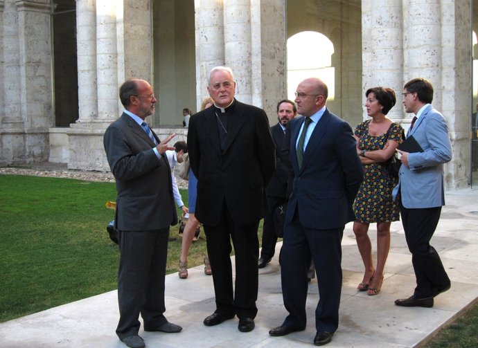 León De La Riva Dialoga Con El Cardenal Carlos Amigo Y Jesús Julio Carnero