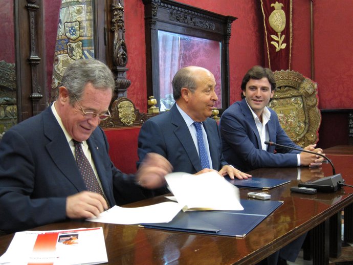 Firma De Un Convenio Entre El Ayuntamiento De Granada Y Cruz Roja