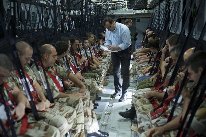 Paracaidistas Preparándose Para El Ensayo De Evacuación Del A400M.