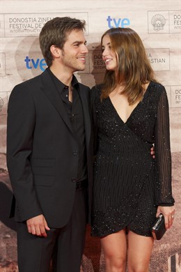 Marc Clotet Y Ana De Armas Posan Como Marido Y Mujer En El Festival De San Sebas