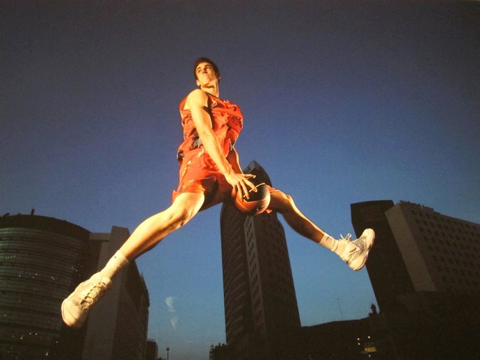 Fotografía Del Jugador De Baloncesto Víctor Claver 