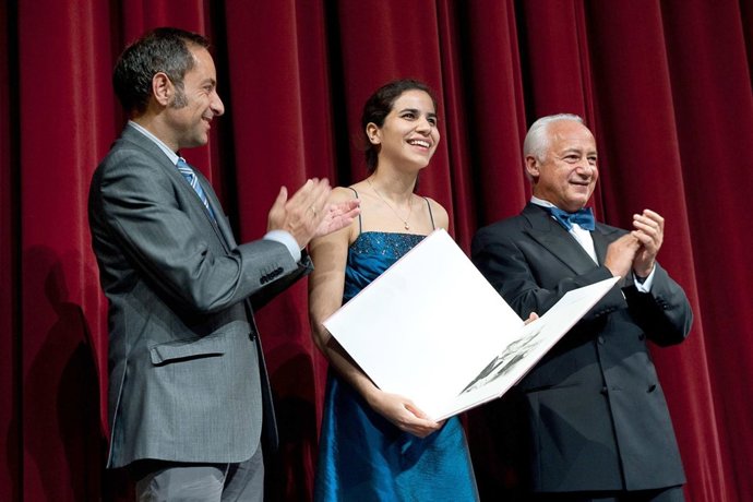 Valderrama Recibe El Premio De Manos Del Consejero Sánchez De Muniáin Y Spivakov