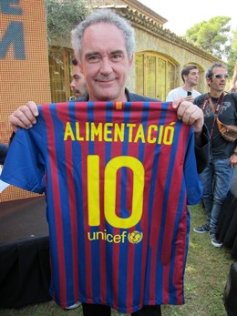El Cocinero Ferran Adrià Con La Camiseta Del FC Barcelona