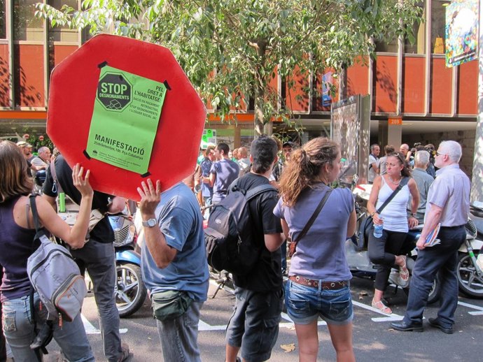 Manifestantes Protestan Ante La Sede Del Incasol