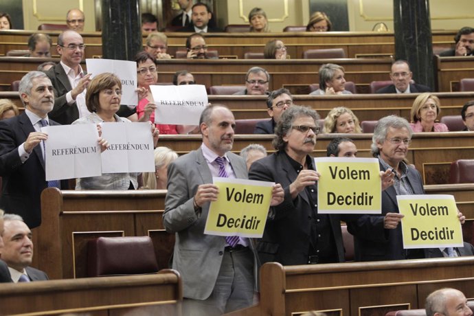 Diputados Muestran Carteles A Favor Del Referéndum De La Constitución