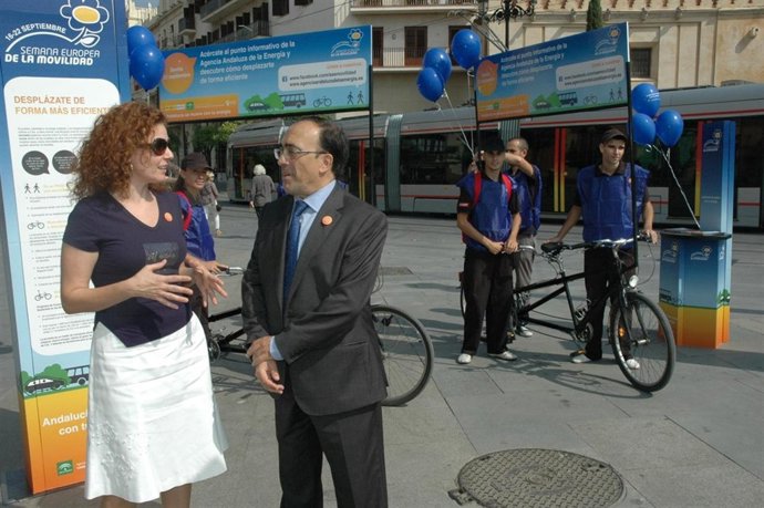 Stand Instalado Por La Agencia Andaluza De La Energía En La Puerta Jerez