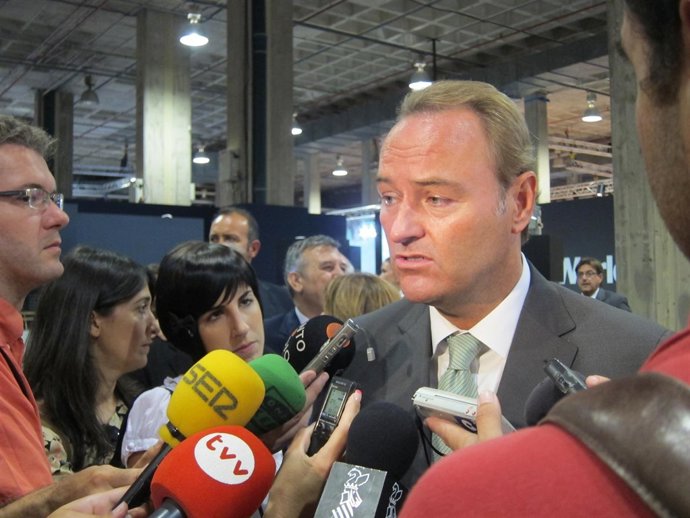 Fabra Atendiendo A Los Periodistas En Feria Hábitat