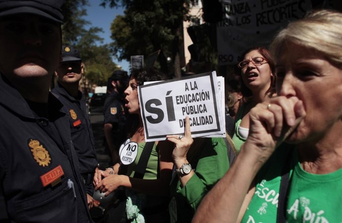 Profesores De La Comunidad De Madrid Se Manifiestan En Contra De Los Recortes