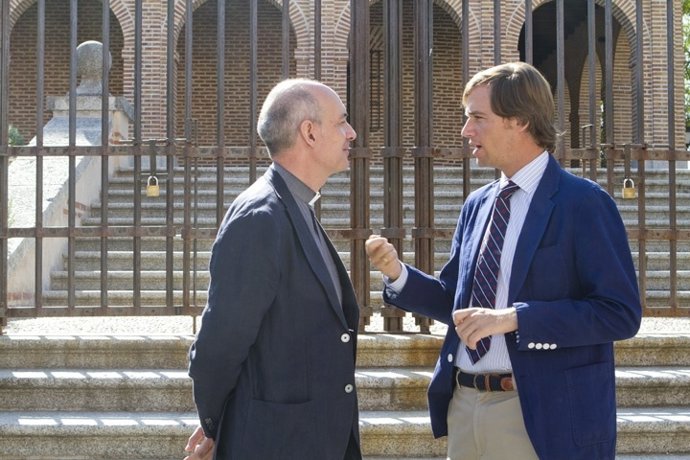 El Alcalde Con El Párroco De San Cristóbal De Boadilla Del Monte