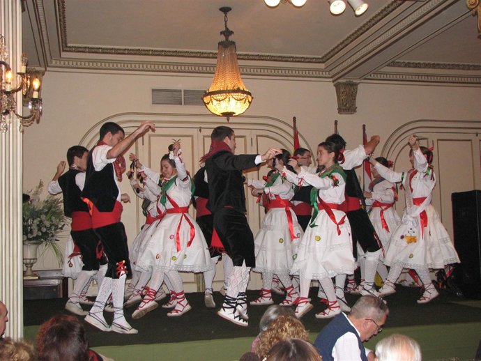 Bailes De Jotas En Un Centro Riojano De Buenos Aires