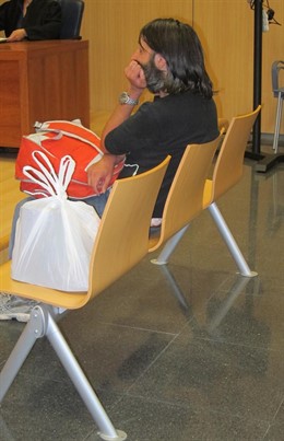 El Acusado, Antes De Comenzar La Vista