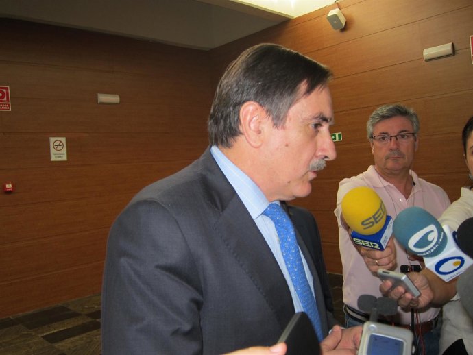 El Ministro De Trabajo, Valeriano Gómez, Atiende A La Prensa.