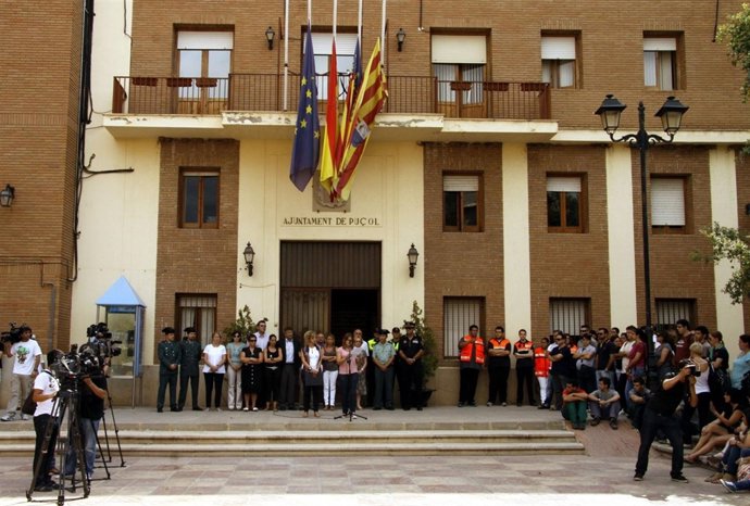 Cinco Minutos De Silencio Guardados En Puçol Para Lamentar La Muerte De Mina