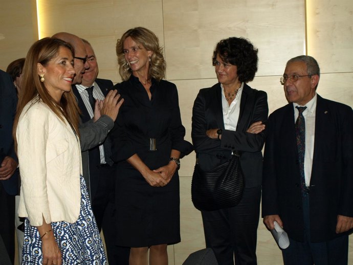 Garmendia Durante Su Visita Al Instituto De  Biología Funcional Genómica    