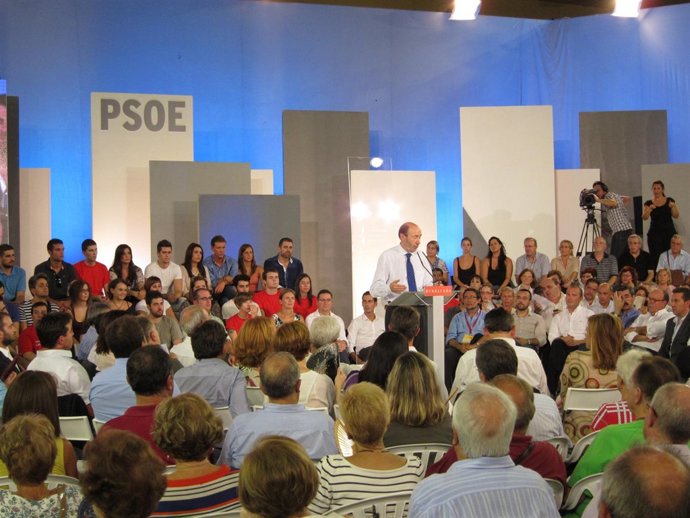 Rubalcaba Interviene En Un Mitin En El Cabanyal (Valencia).
