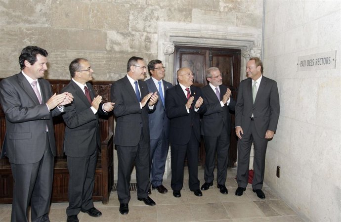 Fabra Descubre La Placa En Presencia De Los Rectores Y Císcar.