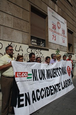 UGT Y CCOO Se Concentran Por La Muerte De Un Trabajador En Partaloa