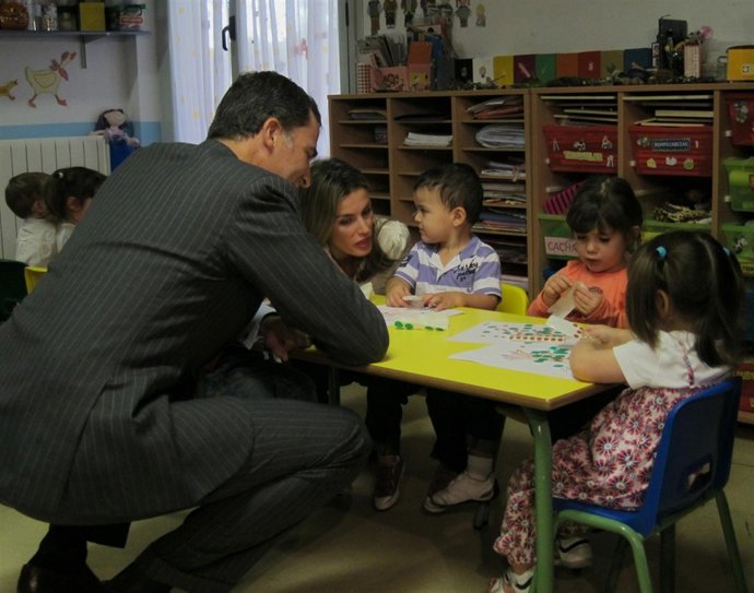 Sus Altezas En La Visita Al Centro Infantil De Cruz Roja En Salamanca