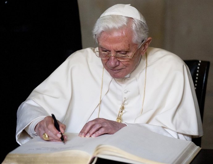 Pope Benedict XVI Signs The Golden Book Of Erfurt At The Cathedral In Erfurt