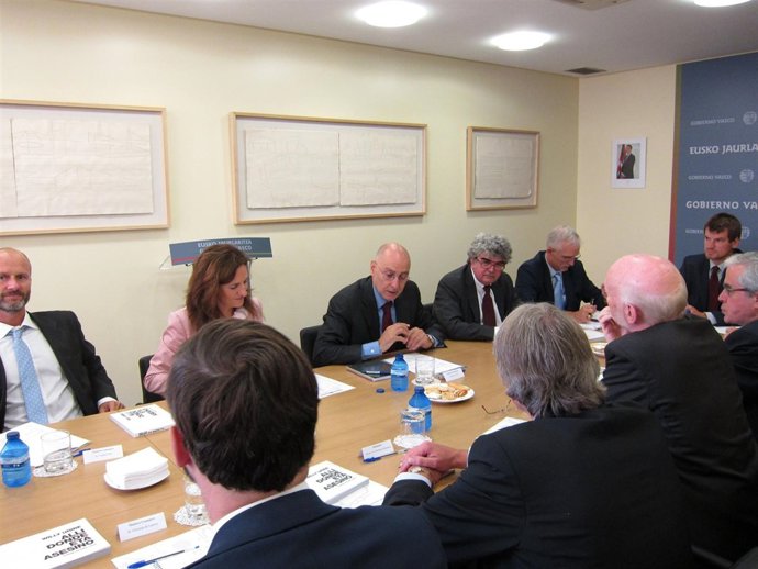 Rodolfo Ares Con Embajadores Europeos En Delegación Del Gobierno Vasco En Madrid