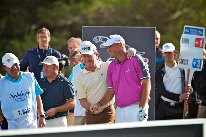 Thomas Björn Y Miguel Ángel Jimenez Se Dan La Mano Durante El Pasado Masters
