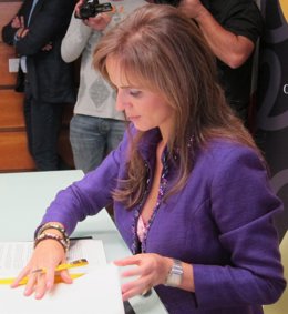 La Consejera De Agricultura, Silvia Clemente, Firma Un Acuerdo Con Distribuidore