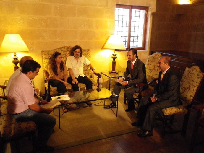 Bauzá Recibe La Carta De Manos De Los Representantes Sindicales