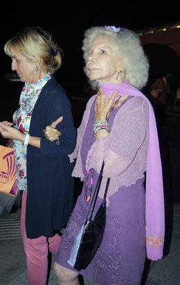 La Duquesa De Alba Andando Por La Calle