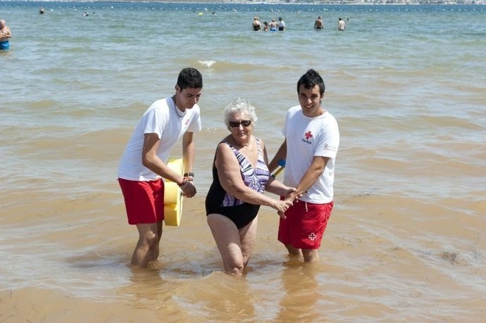 Cruz Roja Atiende A Una Persona