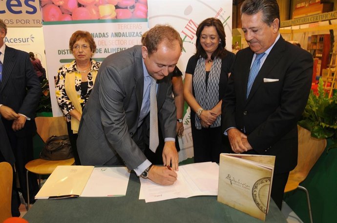 El Presidente De CAEA, Luis Osuna, Firma El Convenio Con Landaluz            