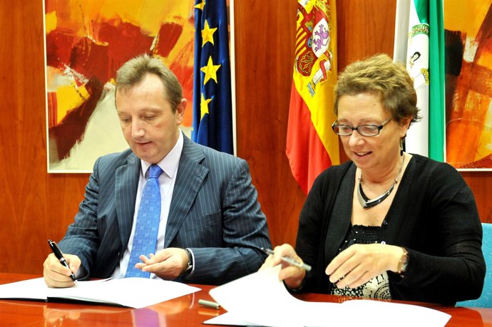 El Consejero De Empleo, Manuel Recio Y La Consejera De Hacienda, Carmen Martínez