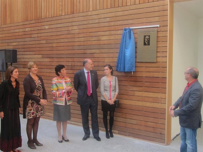 Descubrimiento De La Placa En Recuerdo De Carlos Santamaría.