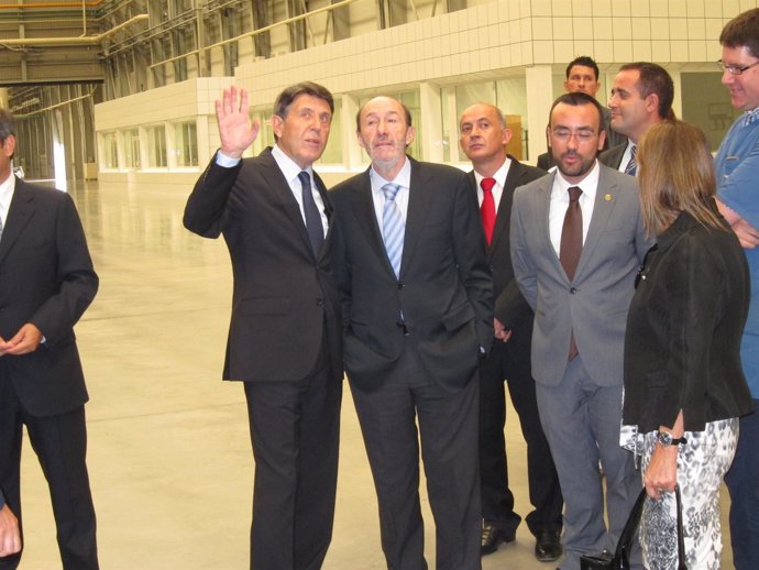 Alfredo Pérez Rubalcaba Durante Su Visita A Porcelanosa