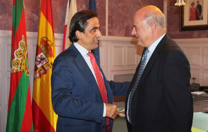 El Alcalde De Torrelavega Y El Presidente De Sniace