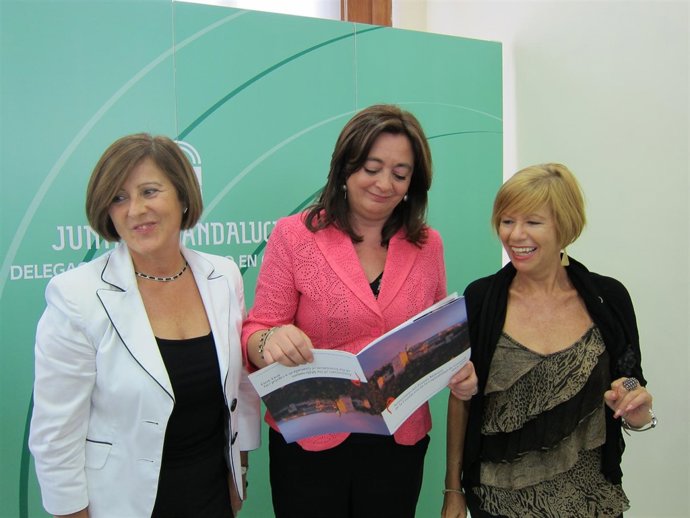 Consejera Mar Moreno Con Francisca Pleguezuelos Y María José Sánchez