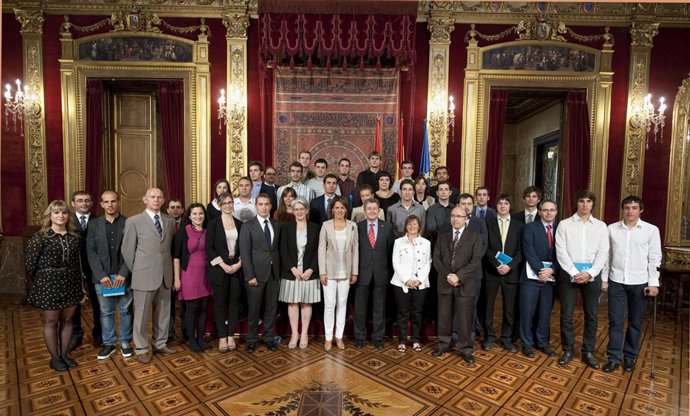 Entrega De Las Becas Emprendedor Moderna. La Presidenta Barcina Con Los Becados 