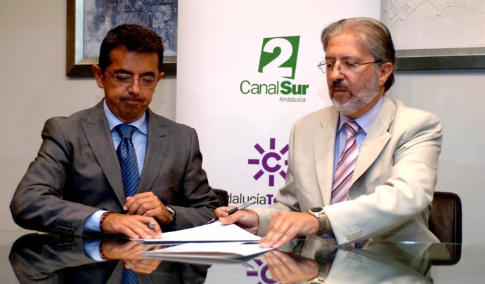 Pablo Carrasco Y Diego Fernández Jiménez En La Firma Del Acuerdo