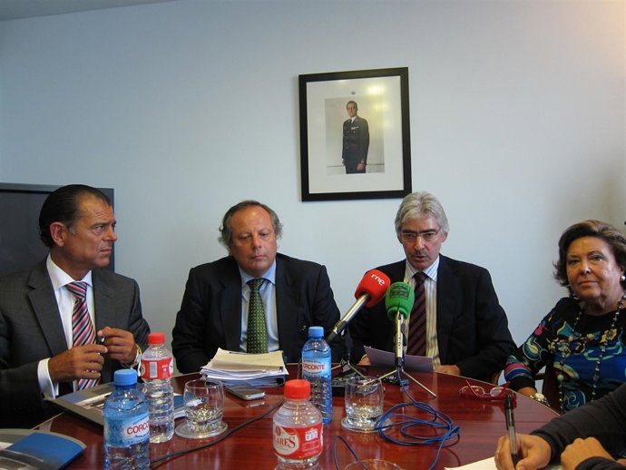 Mirones Y Otros Tres Miembros Del Comité Ejecutivo